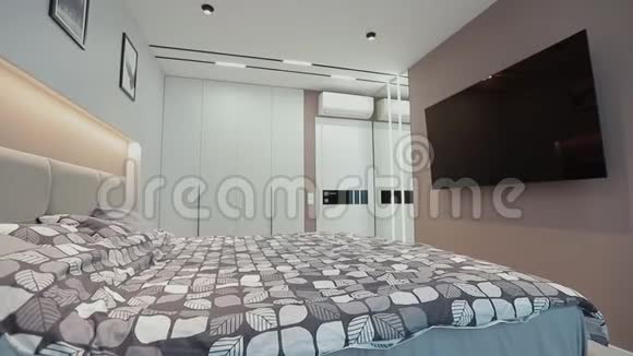家庭内部穿过卧室现代公寓视频的预览图