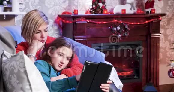 母亲和女儿在圣诞节使用平板电脑视频的预览图