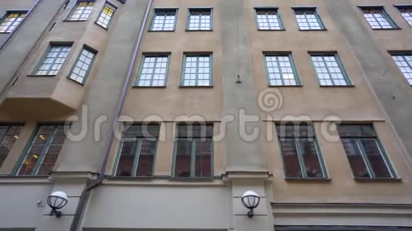 旧城区欧洲街道上的公寓楼斯堪的纳维亚的窗户视频的预览图