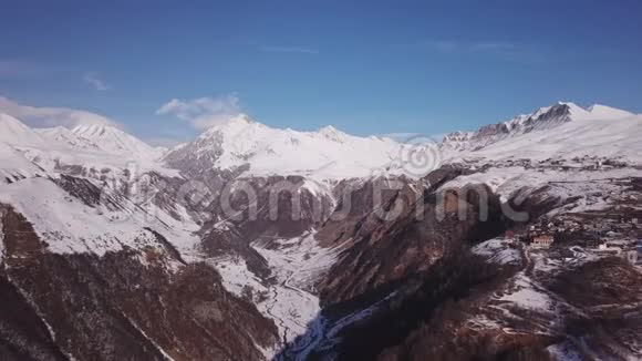 一架无人驾驶飞机飞向格鲁吉亚高加索地区遥远的山峰视频的预览图