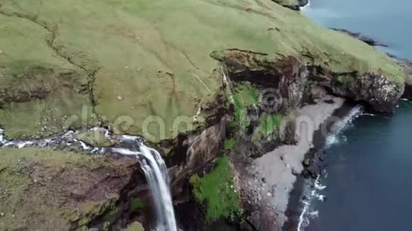 把相机倾斜到法罗群岛的瀑布上视频的预览图