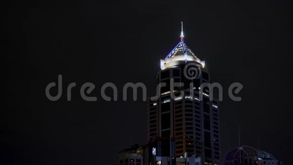 在泰国曼谷的天际线上4k关闭照明点亮的摩天大楼商业灯光闪烁视频的预览图
