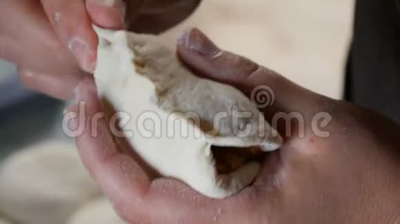 女性的手用面团做成的形状在一个乡村风格的特写镜头下可以看到未来自制的馅饼视频的预览图