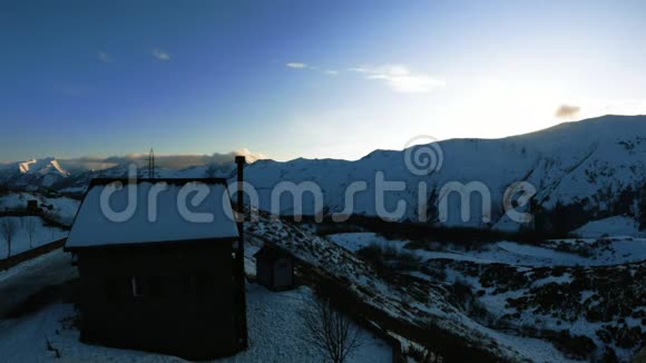 时间流逝的日落在雪山上有一座乡村的房子视频的预览图