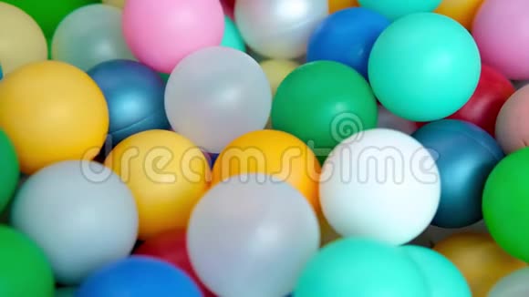 多种颜色的塑料球在大干划池中的游戏中心关闭娱乐室玩具休闲活动视频的预览图
