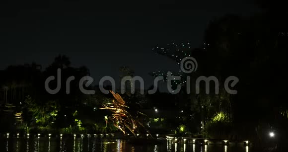 夜景五颜六色的灯光水和水嘴自来水厂视频的预览图