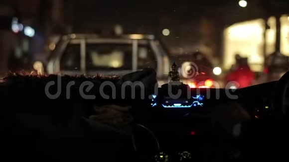 尼泊尔加德满都2019年11月19日尼泊尔繁忙道路上行驶的汽车模糊的无焦视野夜间交通视频的预览图