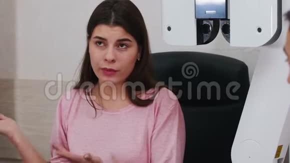 眼科治疗年轻女性与医生谈论她的视力问题视频的预览图