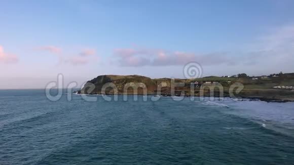爱尔兰唐加尔的库尔达夫海滩鸟瞰图视频的预览图