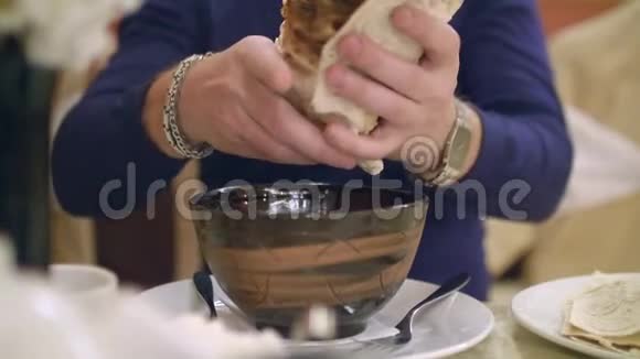 用传统亚美尼亚汤将烤好的干面盆揉成一团视角视图视频的预览图
