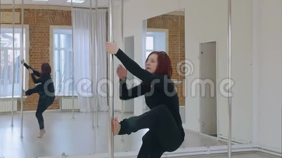 女式钢管舞女在尼龙上制造元素视频的预览图