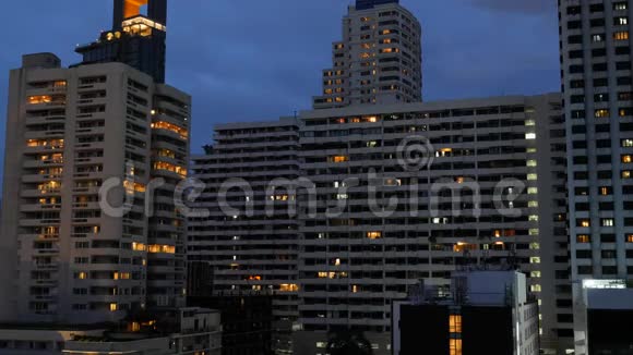 泰国曼谷摩天大楼天际线城市景观白天到晚上的过渡市中心金融业务区视频的预览图
