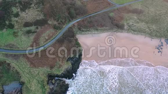 爱尔兰唐加尔县金纳戈湾的鸟瞰图视频的预览图