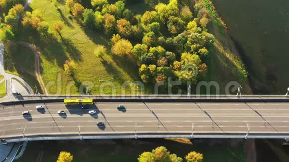 Mahiliou白俄罗斯莫吉列夫第聂伯河大桥的鸟瞰图秋日天际的鸟瞰鸟视频的预览图