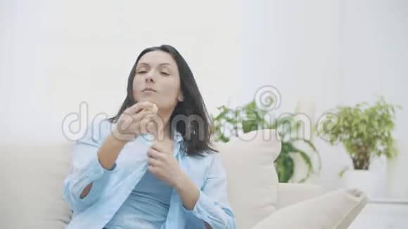慢点她是个可爱的女人正在嚼爆米花好吃好吃4K视频的预览图