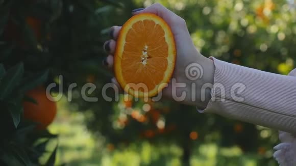 女人的手挤橙汁视频的预览图