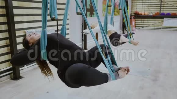 快乐的身体积极的混合赛跑的女人在吊床上做伸展运动博比的位置开放的心态运动视频的预览图