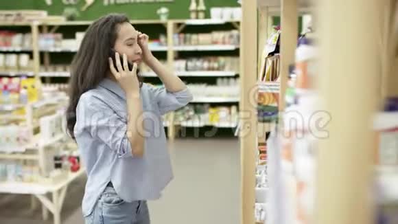 一个漂亮的女孩打电话问运动营养店的建议视频的预览图