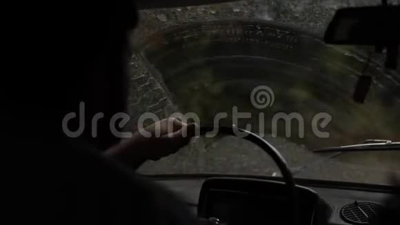 从一辆旅行车穿过挡风玻璃观看秋天的森林道路视频的预览图