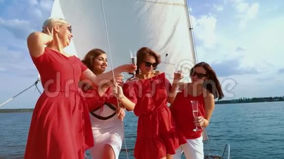 四个美女在帆船上开酒派对视频的预览图