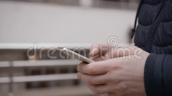 男性手快短信留言书写视频的预览图