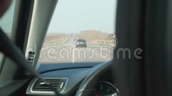 道路和卡车的视野从移动汽车的左肩司机乘车旅行视频的预览图