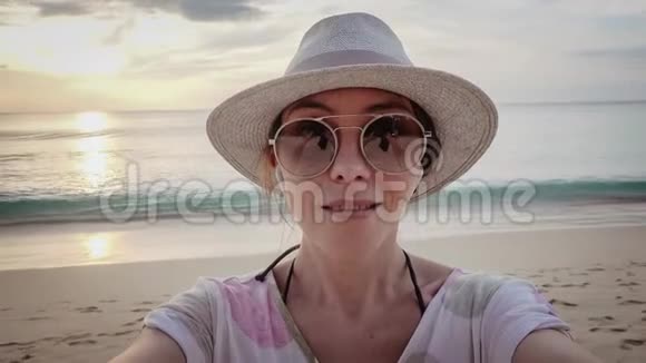 女人在海里自拍视频的预览图