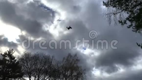 无人机在地面飞行和降落视频的预览图
