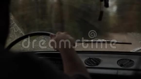 从汽车挡风玻璃上看到的工作雨刷视频的预览图