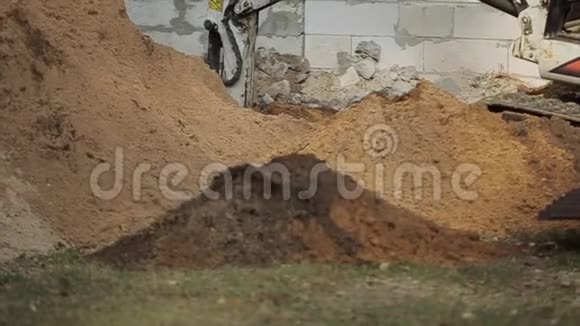 小型挖掘机挖掘沟槽的铲斗视频的预览图
