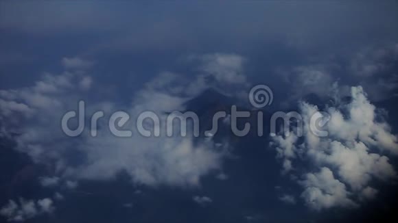 从飞机窗口观看喜马拉雅山被云层覆盖在阿尔普山上视频的预览图