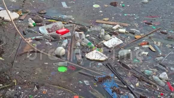 水污染空塑料瓶视频的预览图