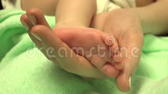 新生儿的脚在母亲的手特写妈妈和她的孩子4K超高清视频的预览图