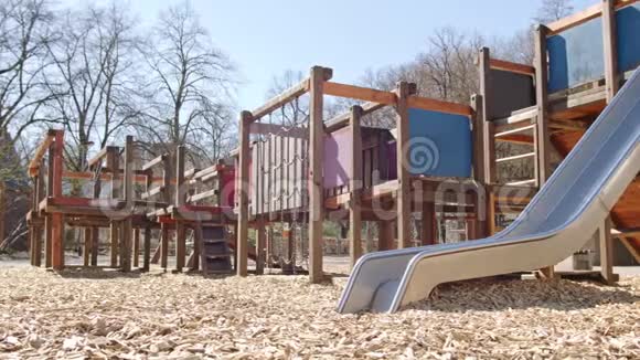 被隔离的儿童游乐场没有人在外面玩耍被严格禁止平滑的跟踪射击视频的预览图