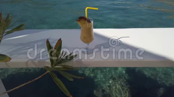 海边桌上的新鲜香蕉汁视频的预览图