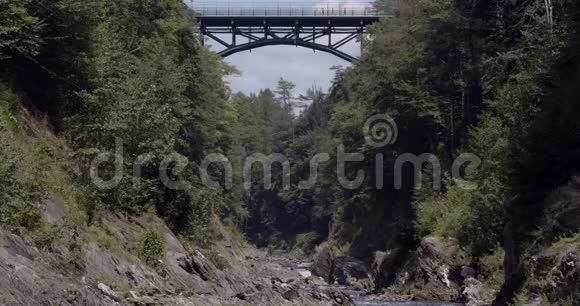 一座桥从左到右在峡谷中的河流上行驶视频的预览图