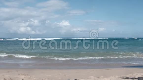 海浪翻滚在海滩上视频的预览图