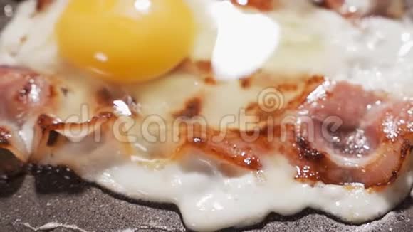 煎鸡蛋和培根视频的预览图