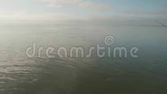 里海平静的海水地平线上有蓝色的秋天的天空钓鱼线在水面上水下鱼拉线视频的预览图