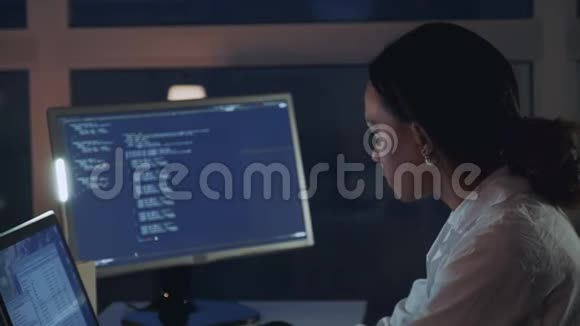 关闭非裔美国妇女在电子实验室从事计算机工作视频的预览图