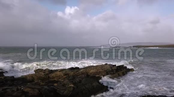 爱尔兰顿加郡Ciara风暴期间波托诺的海浪视频的预览图