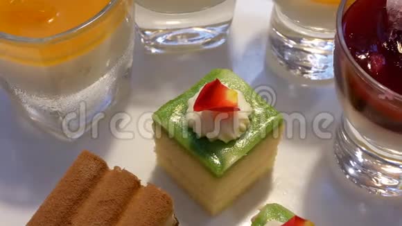 餐厅内桌子上的一张芒果慕斯和迷你蛋糕视频的预览图