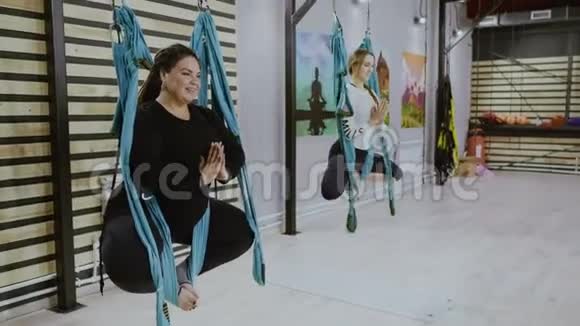 惊人的身体积极的女人做困难的瑜伽运动吊床身体积极向上开放心态运动理念拍摄视频的预览图