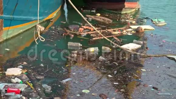 水污染空塑料瓶视频的预览图