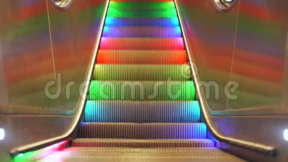 带多色LED彩虹灯的行人自动扶梯不停地向下移动视频的预览图
