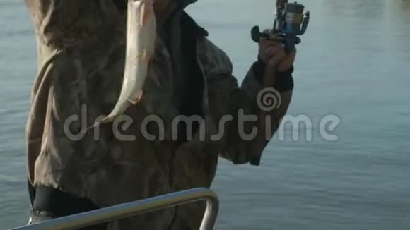 人手抓梭子鱼的渔夫正为他的收获而高兴关闭视野视频的预览图