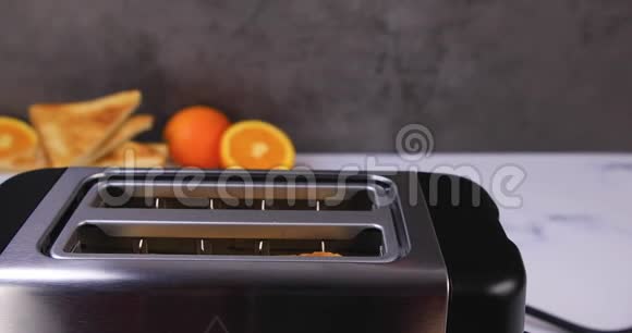 从烤面包机中取出的美味早餐视频的预览图