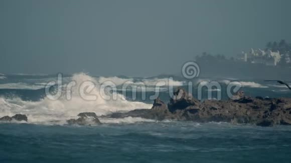 海浪拍打在岩石海岸飞翔视频的预览图