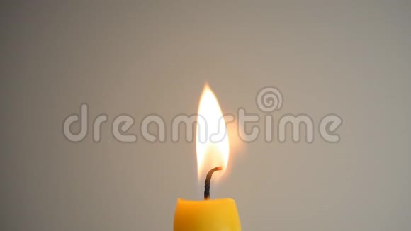 白色或灰色背景上的蜡烛火焰视频的预览图