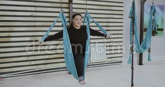 快乐的身体积极的女人在吊床上做伸展运动笑积极向上开放心态运动理念视频的预览图